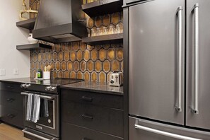 Frigorífico, microondas, horno y placa de cocina