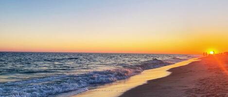 En la playa, camastros y toallas de playa
