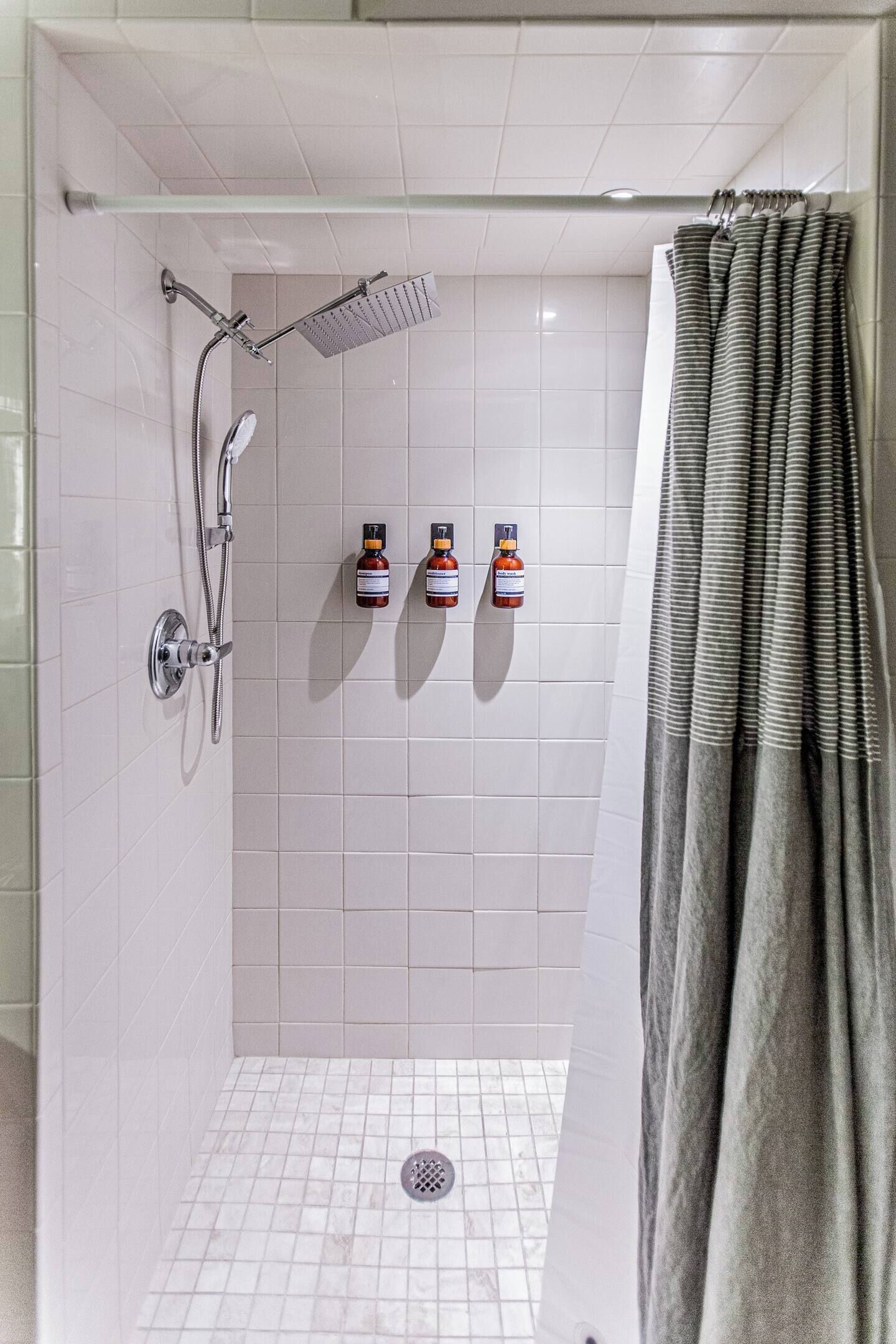 Haartrockner, Handtücher, Seife, Shampoo