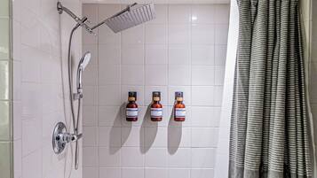 Haartrockner, Handtücher, Seife, Shampoo