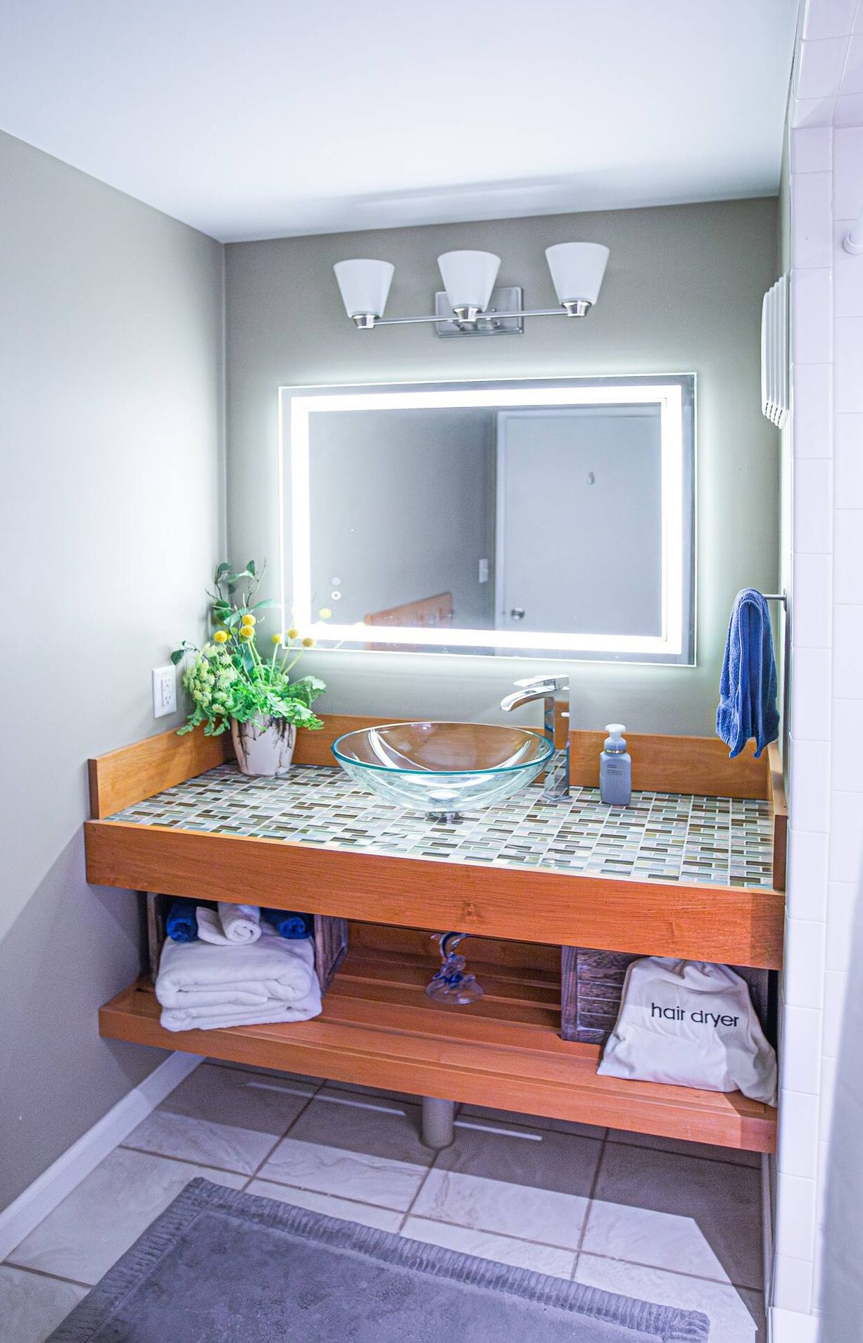 Asciugacapelli, asciugamani, sapone, shampoo