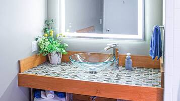 Asciugacapelli, asciugamani, sapone, shampoo