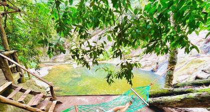 Cozy 2-bedroom hotel in lovely Wellawaya with AC