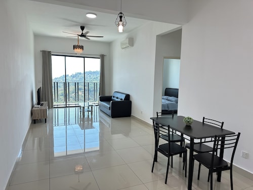 5mins to Penang airport.Charming 3-bedroom condo.WiFi in delightful Bayan Lepas