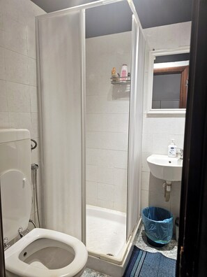 Shower, hair dryer, towels, soap - Cialdini 13 Roma (Rome)
