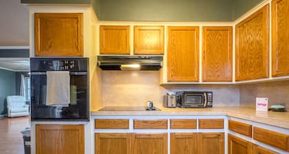 The Spacious Avocado | 4 Bed, 2 Bath
