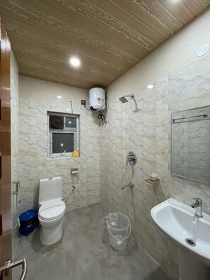 Shower, towels, soap, shampoo - Hotel Momon (Guwahati)