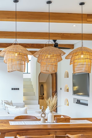 Villa Luxe, balcon, vue piscine | Salle Ă manger