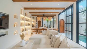 Vila superluxo, sacada, vista para a piscina | Sala de estar