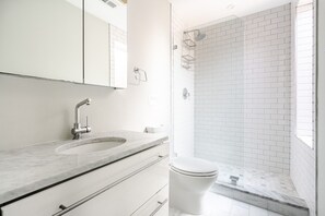 Hårføner og håndklær