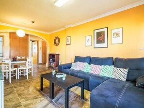 House, 4 Bedrooms | Living area