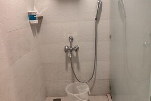 Dusche, Haartrockner, Bidet, Handtücher