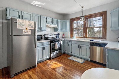 Beach Bungalow, walk to beach, private backyard