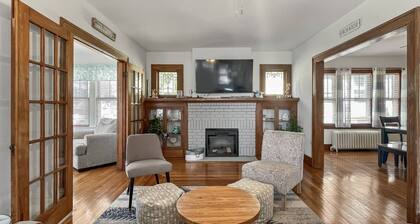 Beach Bungalow, walk to beach, private backyard