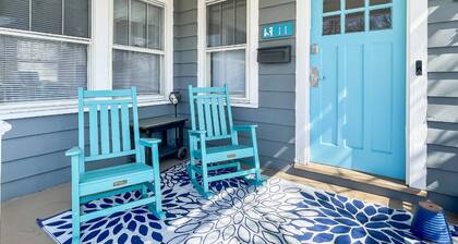 Beach Bungalow, walk to beach, private backyard