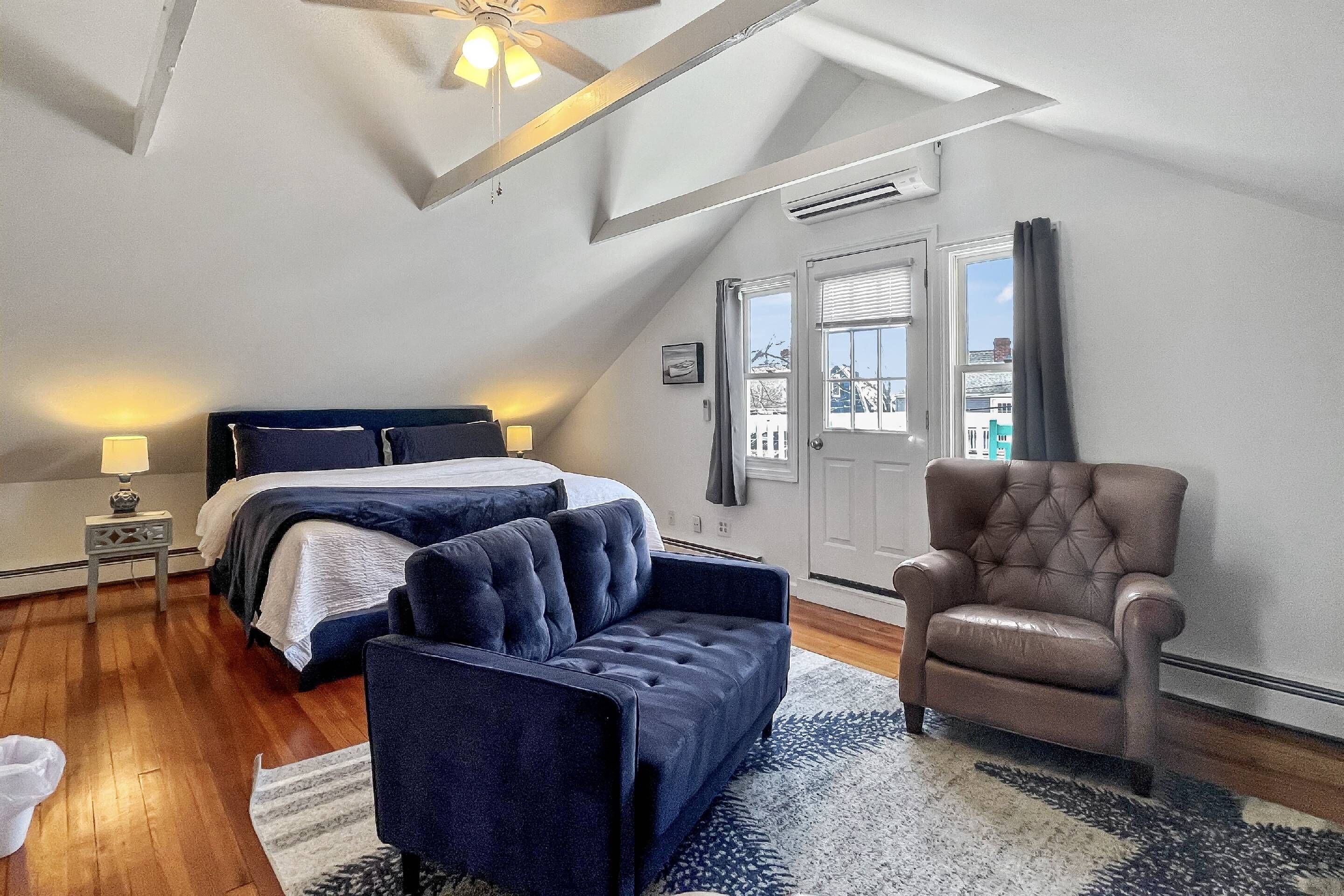 4 bedrooms, desk, WiFi, bed sheets