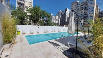 Una piscina al aire libre