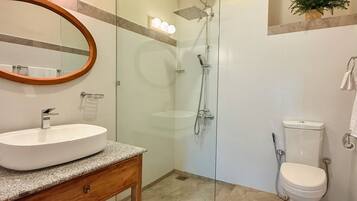 Ducha, toallas, jabón, shampoo