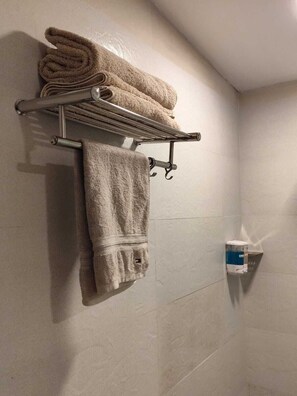 Doccia, pantofole, asciugamani, sapone