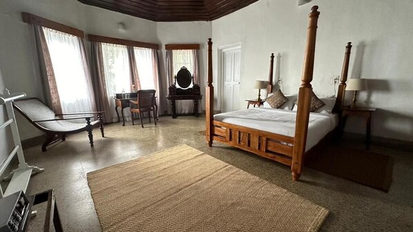 Desk, free WiFi - The Gundumalai Bungalow (Suryanelli)