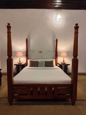 Shower, slippers, towels, soap - The Gundumalai Bungalow  (Suryanelli)