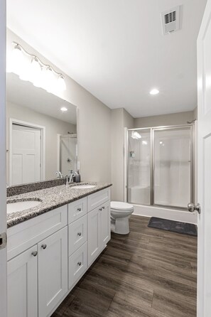 Hair dryer, towels - The Elm at Ducks Landing (Aberdeen)