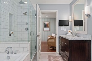 Shower, hair dryer, towels - Canary Haus, Walk to Main, Pet friendly, Firepit! (Fredericksburg)