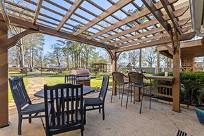 Outdoor dining - Villa for 50 ppl-Pool & Private Cinema (Harris County)