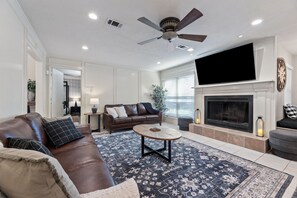 TV, offices - Villa for 50 ppl-Pool & Private Cinema (Harris County)