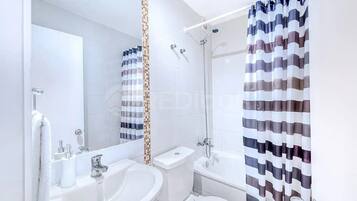 Basic Apartment | Bathroom