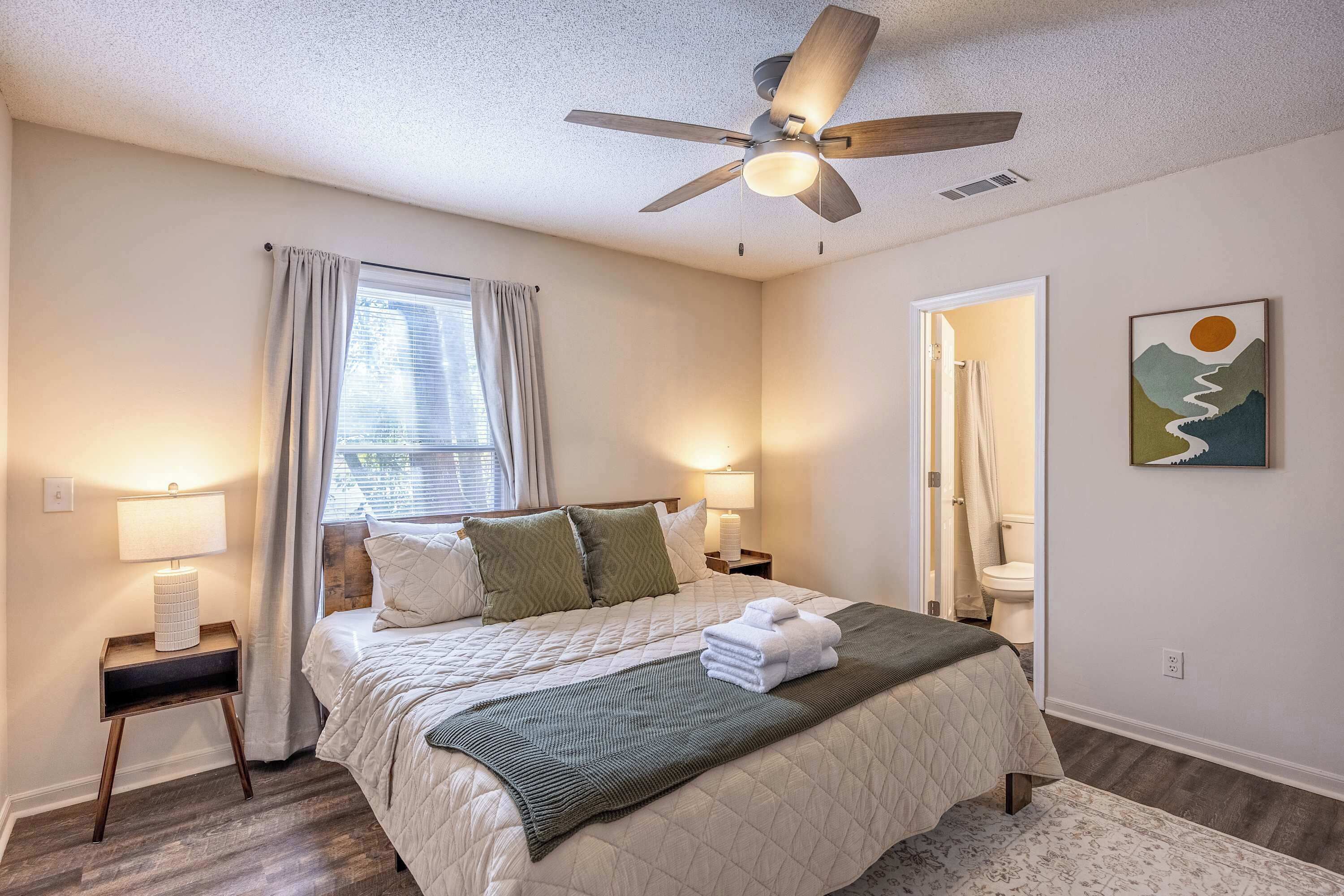 2 habitaciones, tabla de planchar con plancha, wifi y ropa de cama 