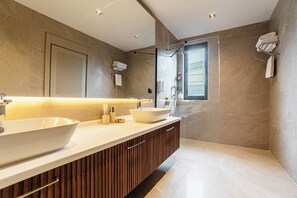 Douche, sèche-cheveux, serviettes fournies, savon