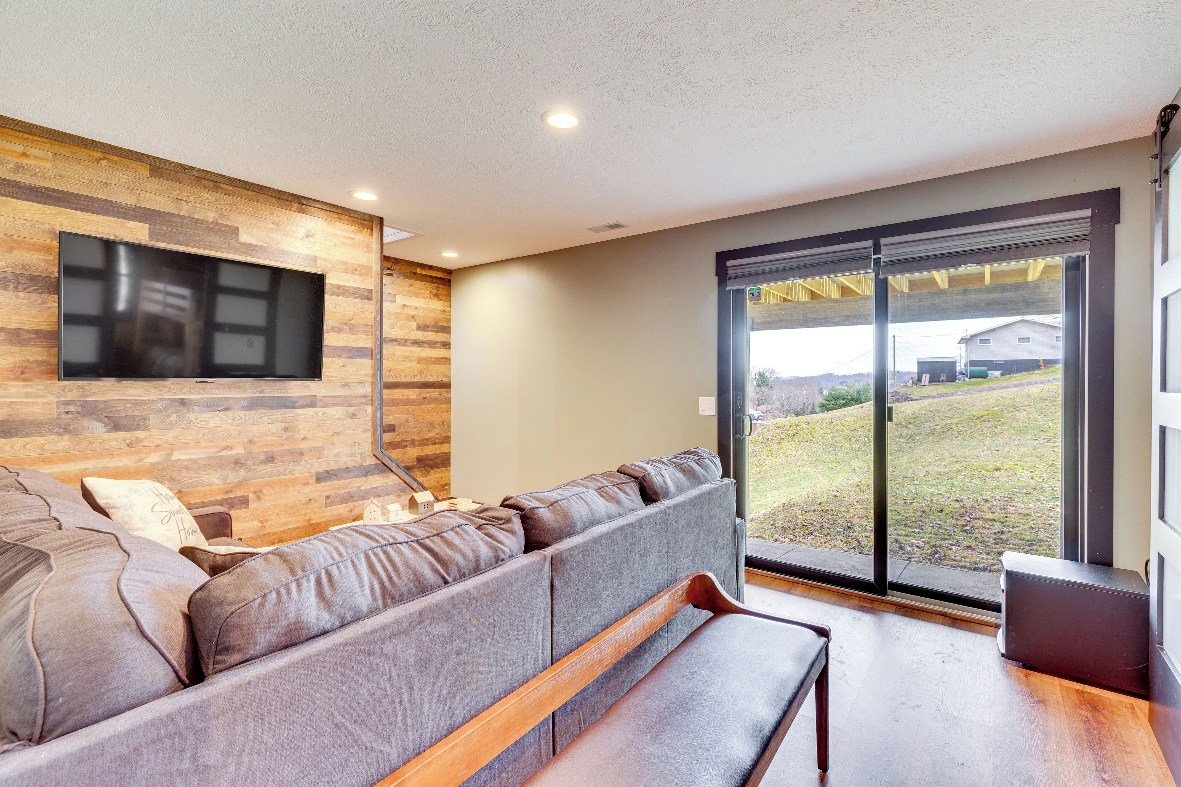 Televisión, chimenea, libros y estéreo 