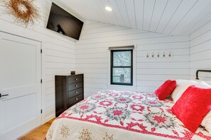 2 bedrooms, desk, travel crib, internet