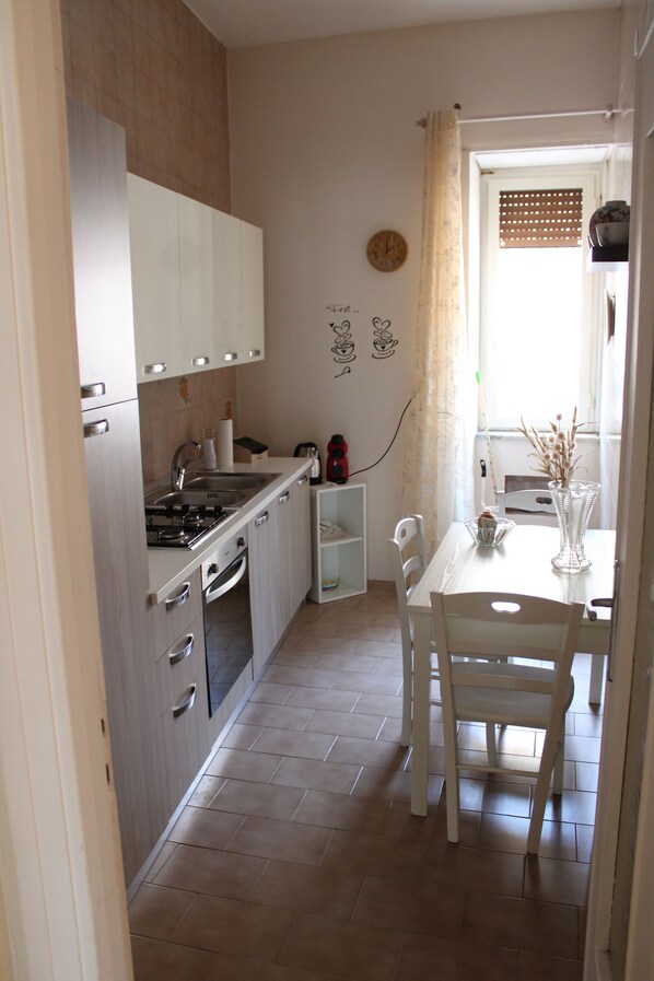 Fridge, microwave, oven, stovetop - Cozy Holiday Home a stone's throw from Naples International Airport (Napoli)