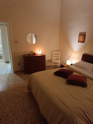 2 bedrooms, desk, iron/ironing board, travel crib - Cozy Holiday Home a stone's throw from Naples International Airport (Napoli)