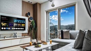 Premium Apartment, 2 Bedrooms, Balcony, Courtyard View | Living area