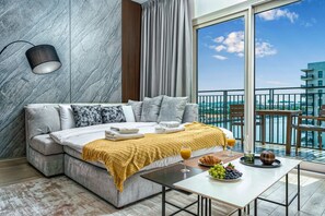 Signature appartement, balkon, uitzicht op het water | Woonruimte | Een 63-inch smart-tv met digitale zenders, Netflix en streamingdiensten