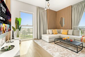 Leilighet – club, 4 soverom, balkong, byutsikt | Oppholdsområde | En 63-tommers smart-TV med digitale kanaler samt Netflix