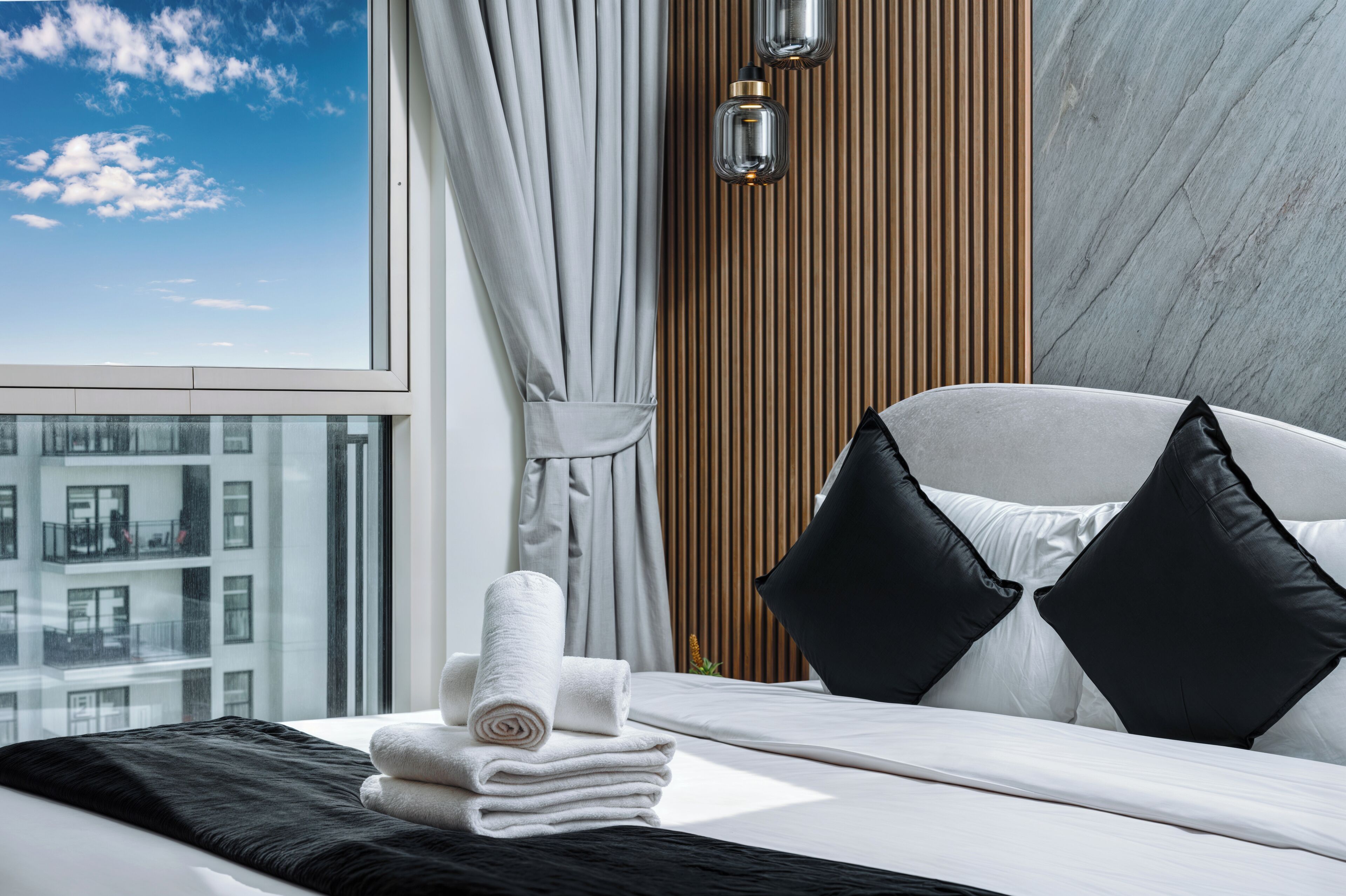 Apartamento premium, 2 quartos, sacada, vista para o pátio | Roupas de cama premium, cofres nos quartos, individualmente decorados