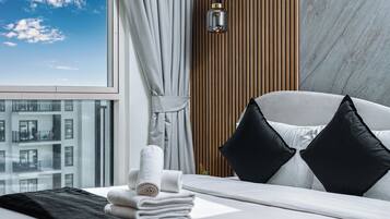 Apartamento premium, 2 quartos, sacada, vista para o pátio | Roupas de cama premium, cofres nos quartos, individualmente decorados