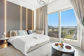 Leilighet – comfort, balkong, delvis utsikt mot innsjø | Oppholdsområde | En 63-tommers smart-TV med digitale kanaler samt Netflix