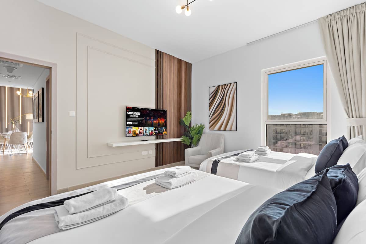 Grand Apartment, 2 Bedrooms, Balcony, Lake View | 4 bilik tidur, peralatan tempat tidur premium, peti besi dalam bilik