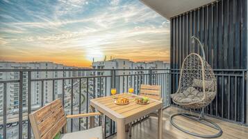 Premier Apartment, Balcony, Partial Lake View | Balcony