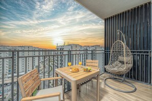 Premier appartement, balkon, gedeeltelijk uitzicht op meer | Balkon