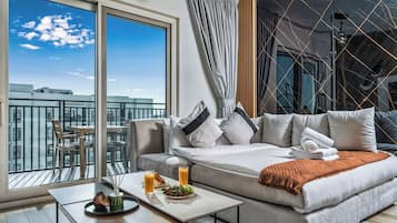 Premium-Apartment, 2 Schlafzimmer, Balkon, Blick auf den Innenhof | Wohnbereich | 63-Zoll-Smart-TV mit Digitalempfang, Netflix, Streaming-Dienste