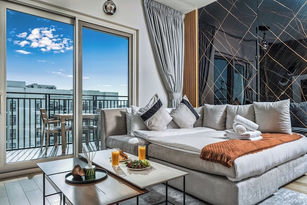 Premium-Apartment, 2 Schlafzimmer, Balkon, Blick auf den Innenhof | Wohnbereich | 63-Zoll-Smart-TV mit Digitalempfang, Netflix, Streaming-Dienste