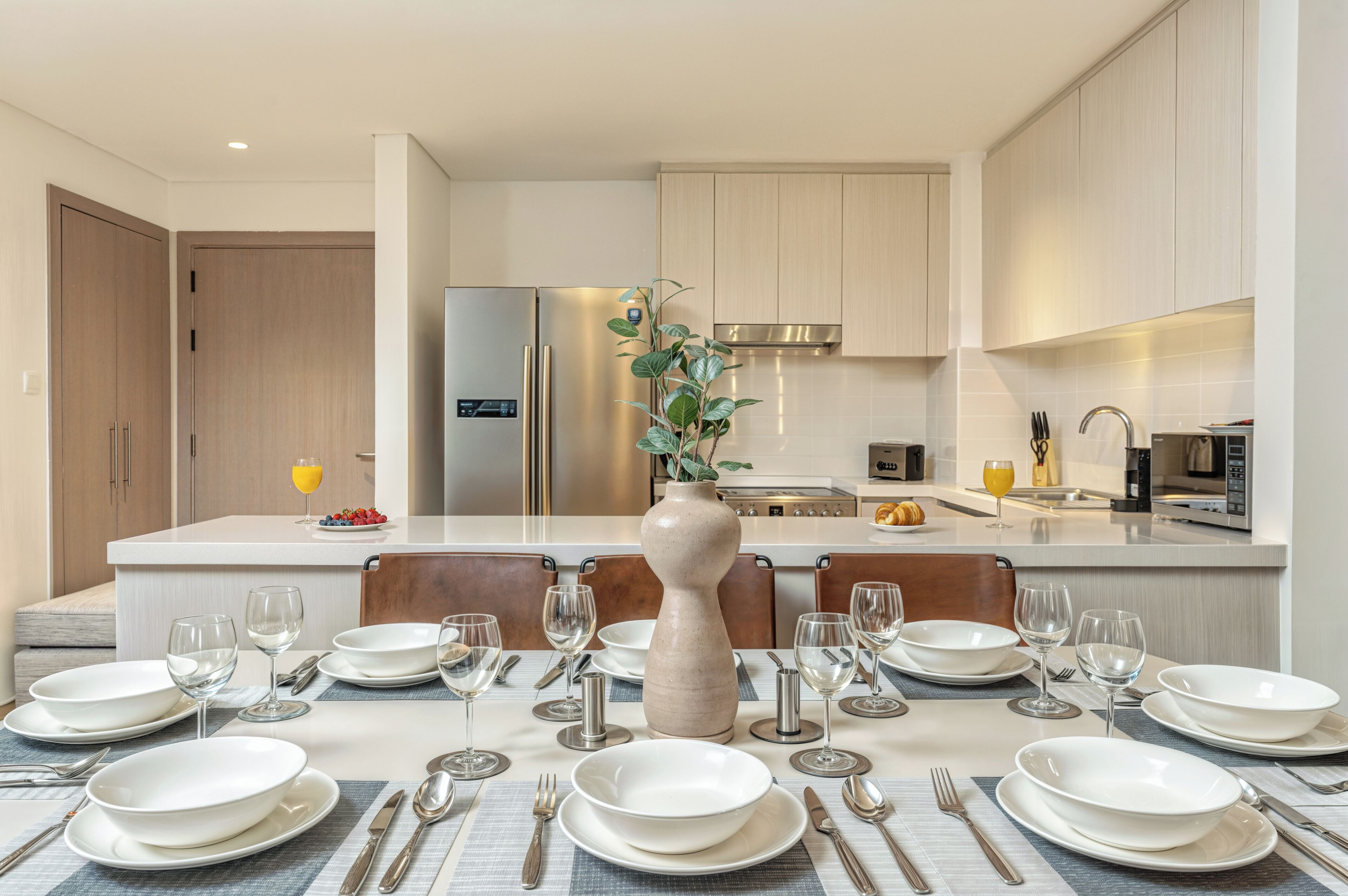 Superior-Apartment, 4 Schlafzimmer, Balkon, Kanalblick | Essbereich im Zimmer