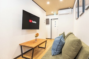 Comfort House | Living area | 50-inch flat-screen TV with cable channels - HT HOUSE (Osaka)
