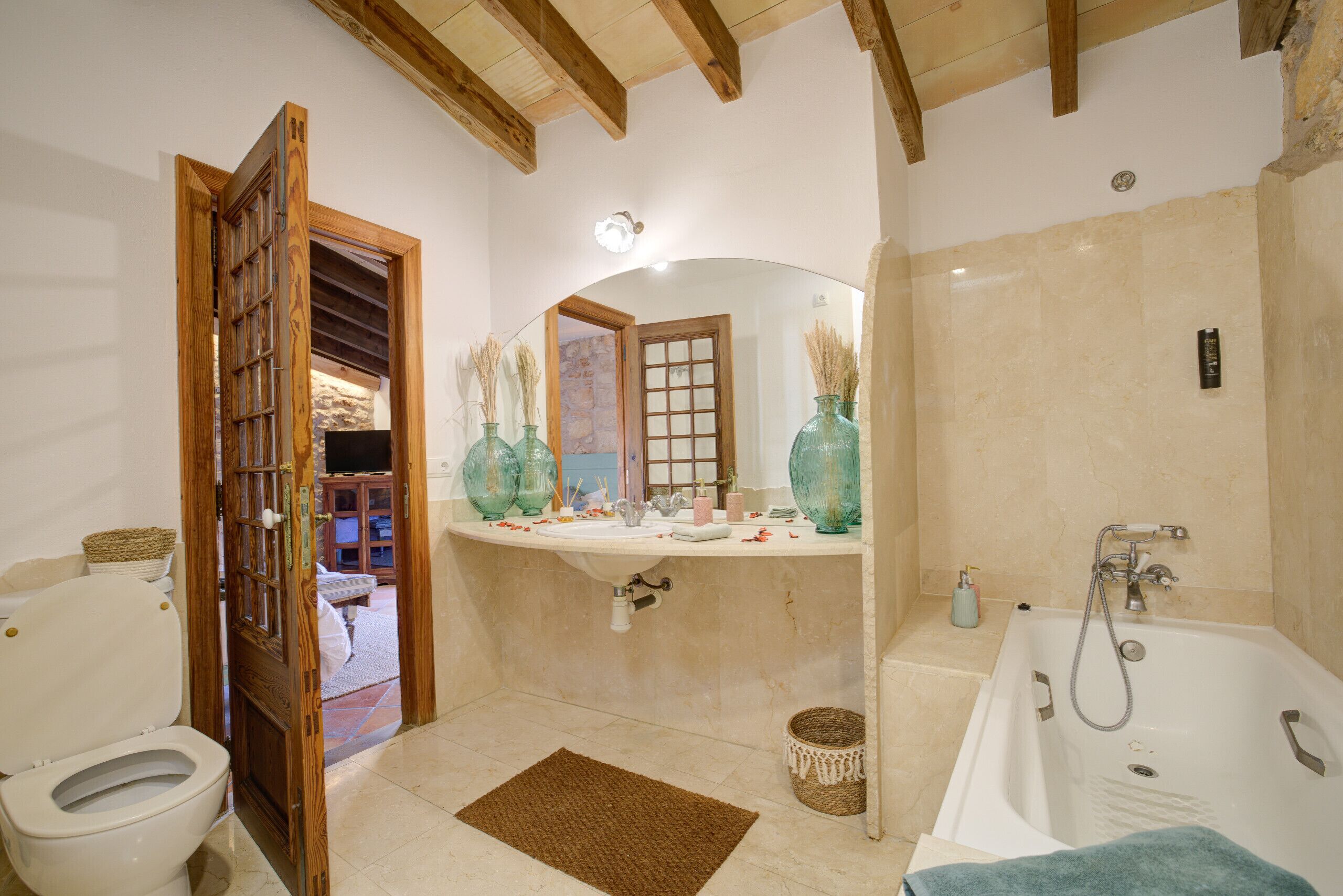 Een haardroger, handdoeken